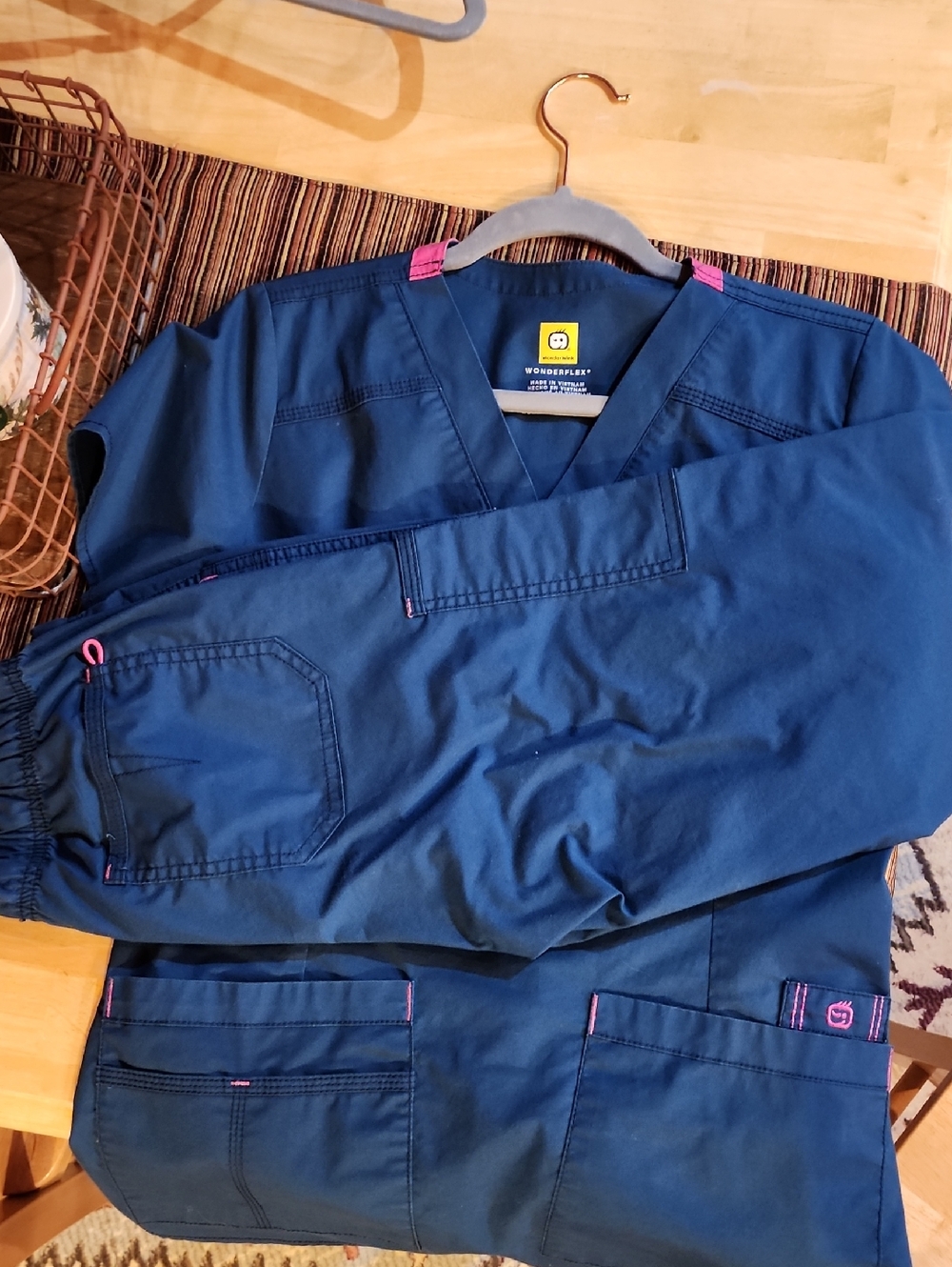 WonderWink Carribean Color Top with Pink Trim and Pants. EUC